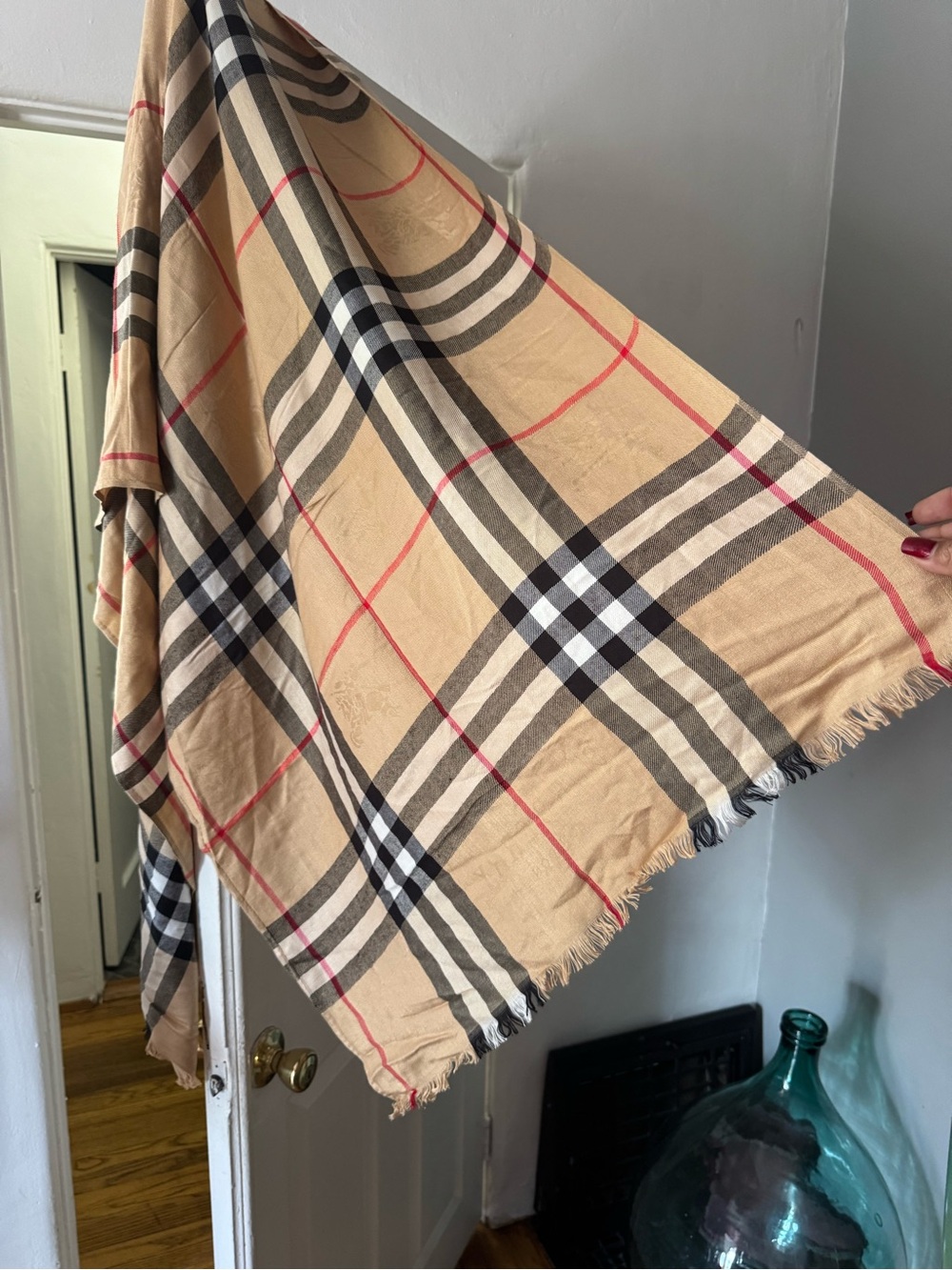 Burberry Large Cashmere Scarf NWOT’s 100% Cashmere - Picture 5 of 7